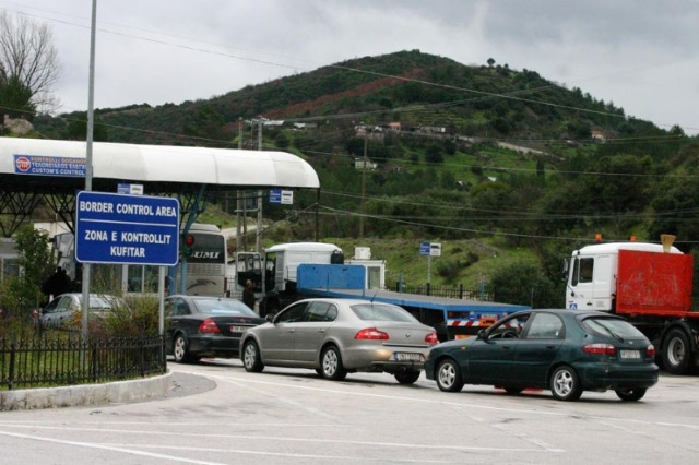 Albanian and Serb citizens can move freely only with the identity card