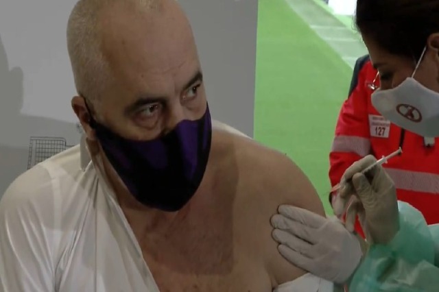 COVID-19 vaccine/ Pm Rama and Head of Infection Desease Hospital the first to receive the treatment