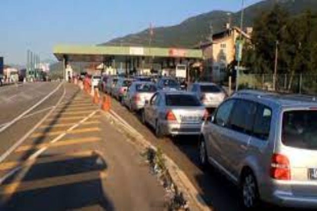 Over 13 thousand citizens of Kosovo crossed the border with Albania only yesterday to spend the weekend