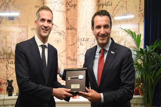 Veliaj gives the "Key to the City" to his counterpart from Athens: The opening of the border, great news. Cooperation on social issues