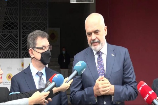 Head of Pfizer visits Albania, inspects the preservation conditions of the vaccines